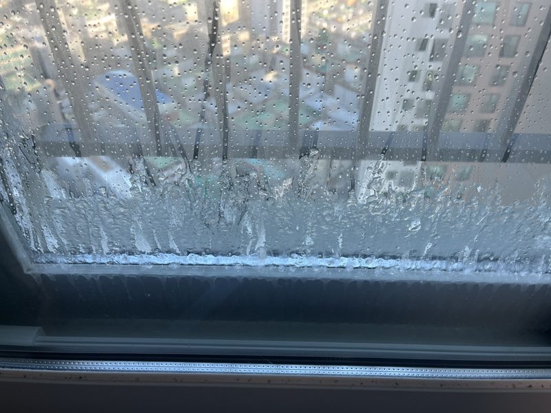 유리 하부 결빙과 전면 결로