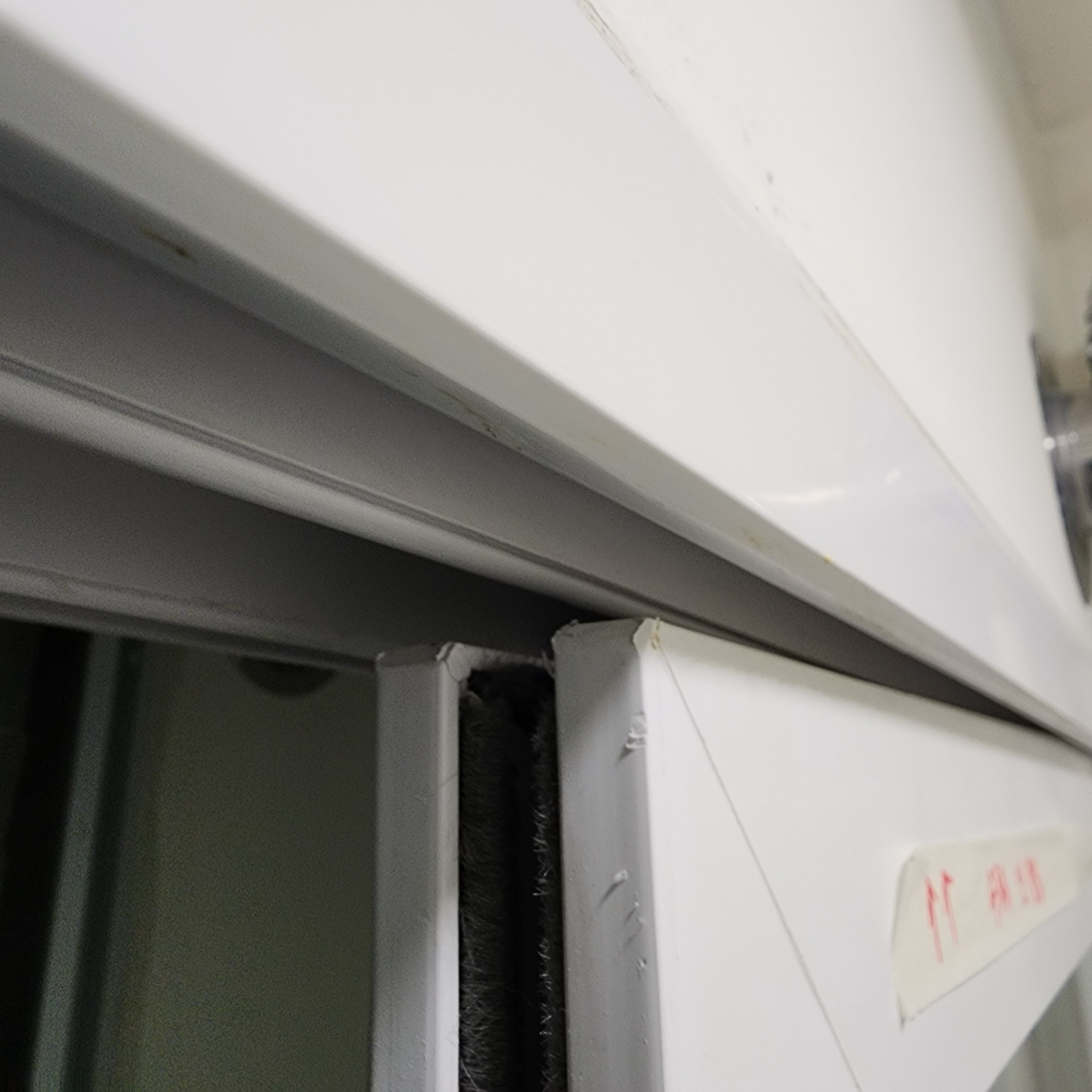 창호 수리 작업